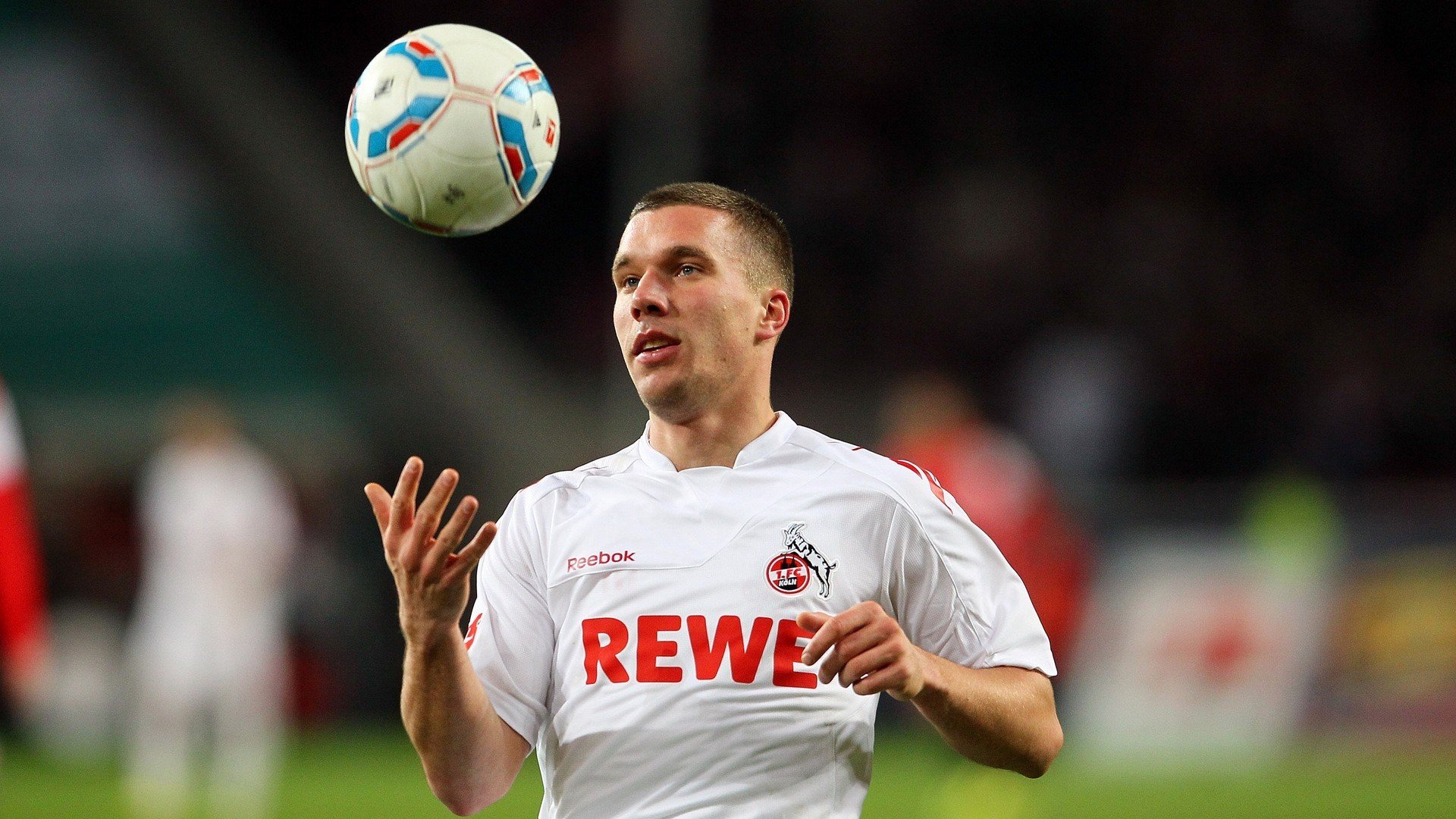 中国足球比赛激烈对决，球员表现令人惊叹，中国足球队对战